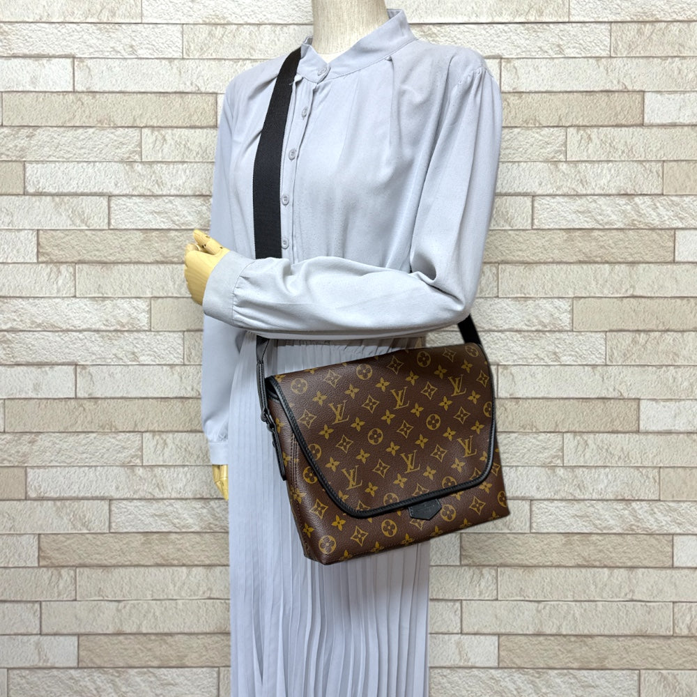 LOUIS VUITTON ルイヴィトン マグネティック メッセンジャー
