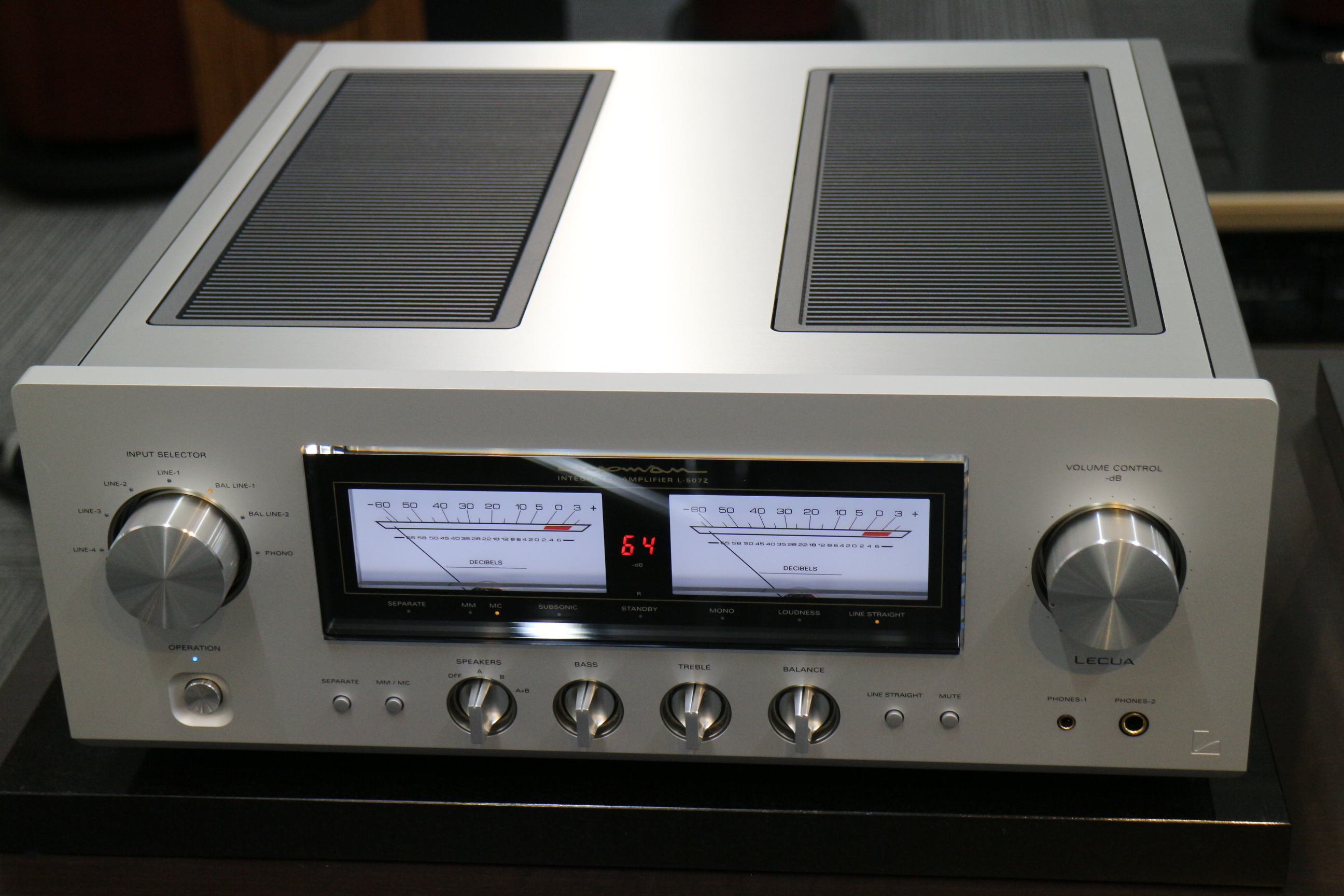 AccuphaseとLUXMAN プリメインアンプ新製品対決 | ブログ | すみや