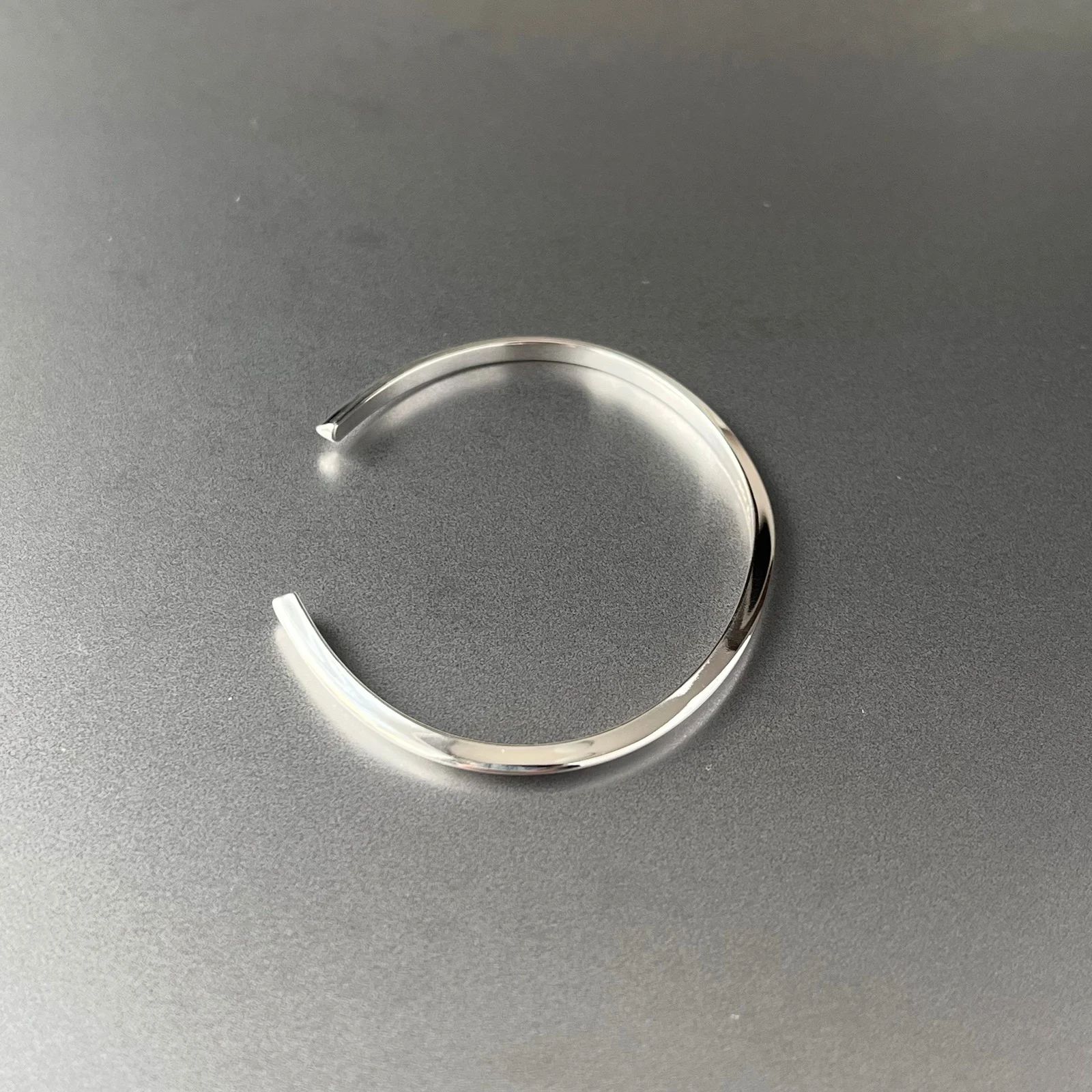 ASSET SILVER】三角錐バングル / シルバー925 / 幅2.8mm / 手首周り