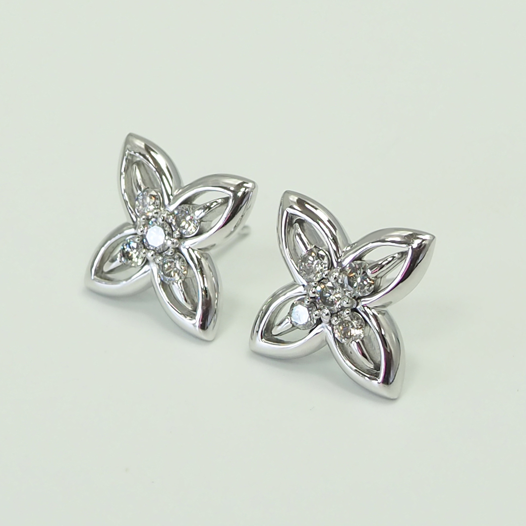 プラチナ ダイヤモンドピアス 四枚の花びら フラワーデザイン