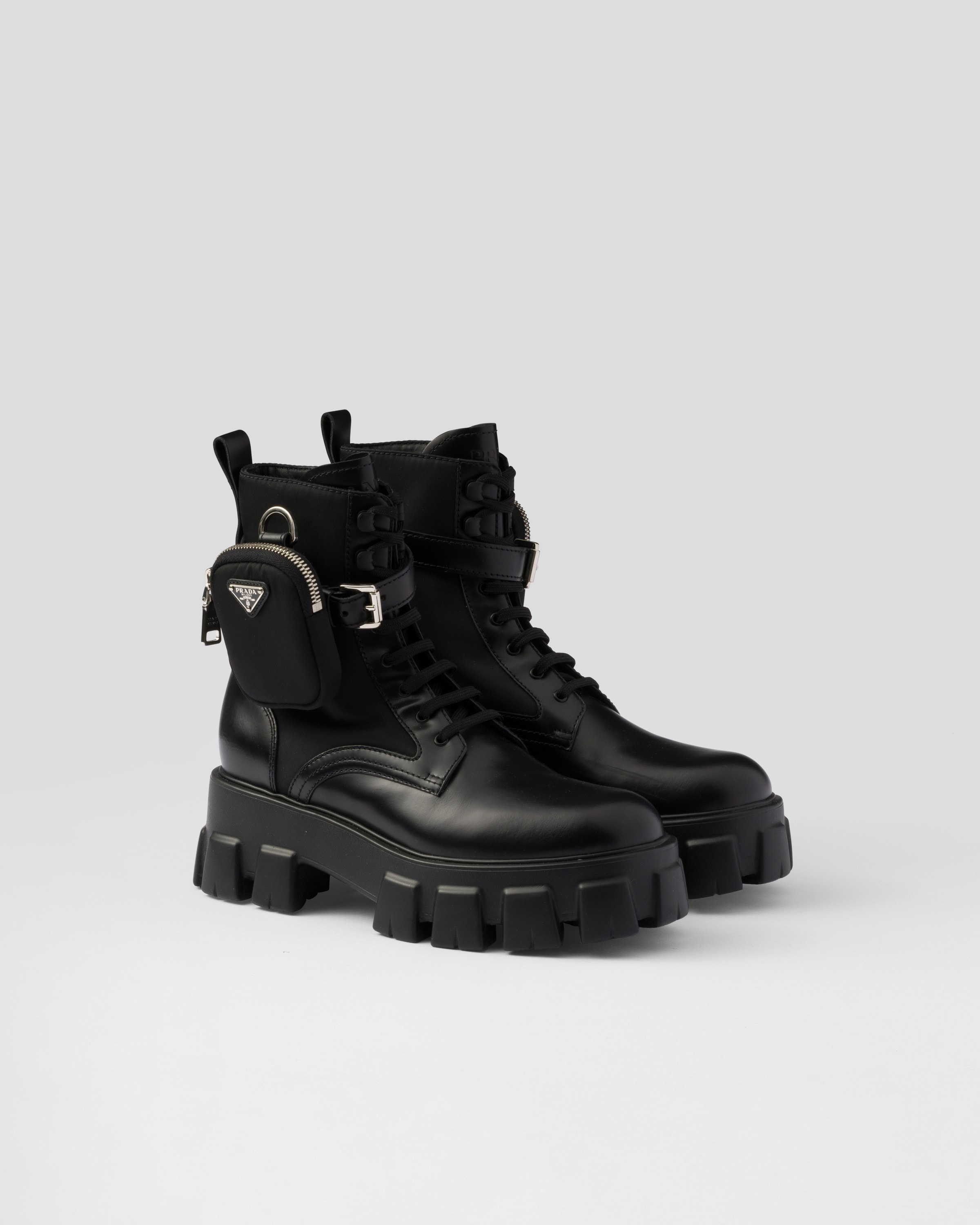 ブラック プラダ モノリス ポーチ付 レザーX Re-nylon ブーツ | PRADA
