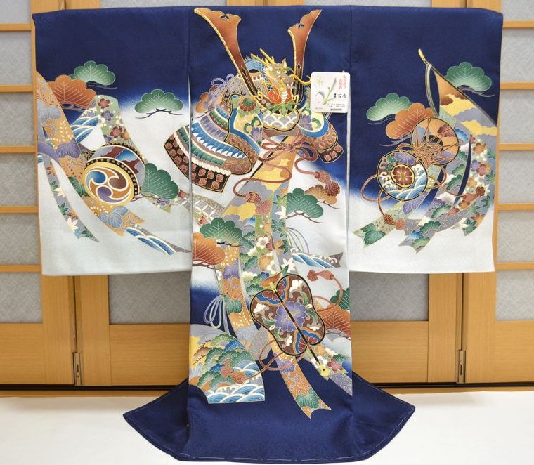 お宮参り 赤ちゃん着物 男の子 産着 玩具尽くし 刺繍 金彩 （紺地） om