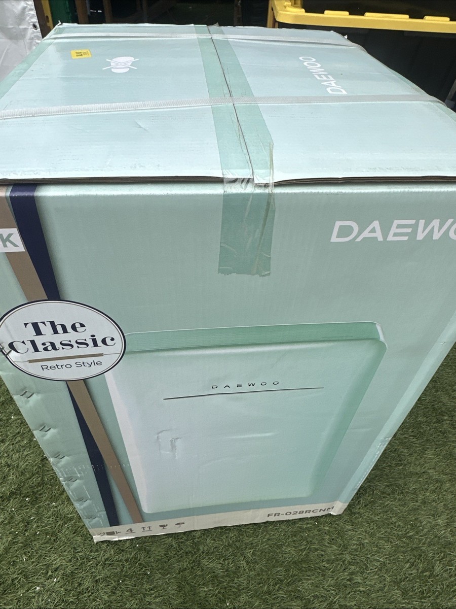 DAEWOO 2.8 CU ft Interior Light 1 Door Retro Mini Fridge In Mint