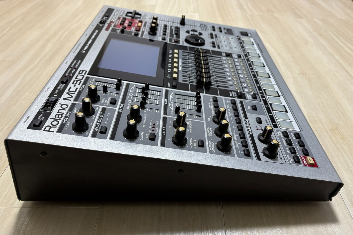 Roland MC-909 Music Sampler Sampling Groovebox Drum Machine