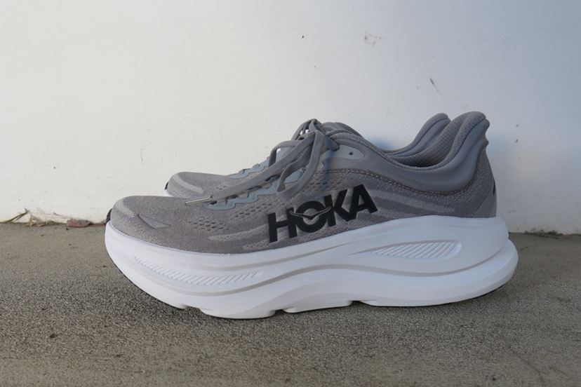 さらに厚底に！ 8→9へと進化したHOKAの名作「ボンダイ」は買いか