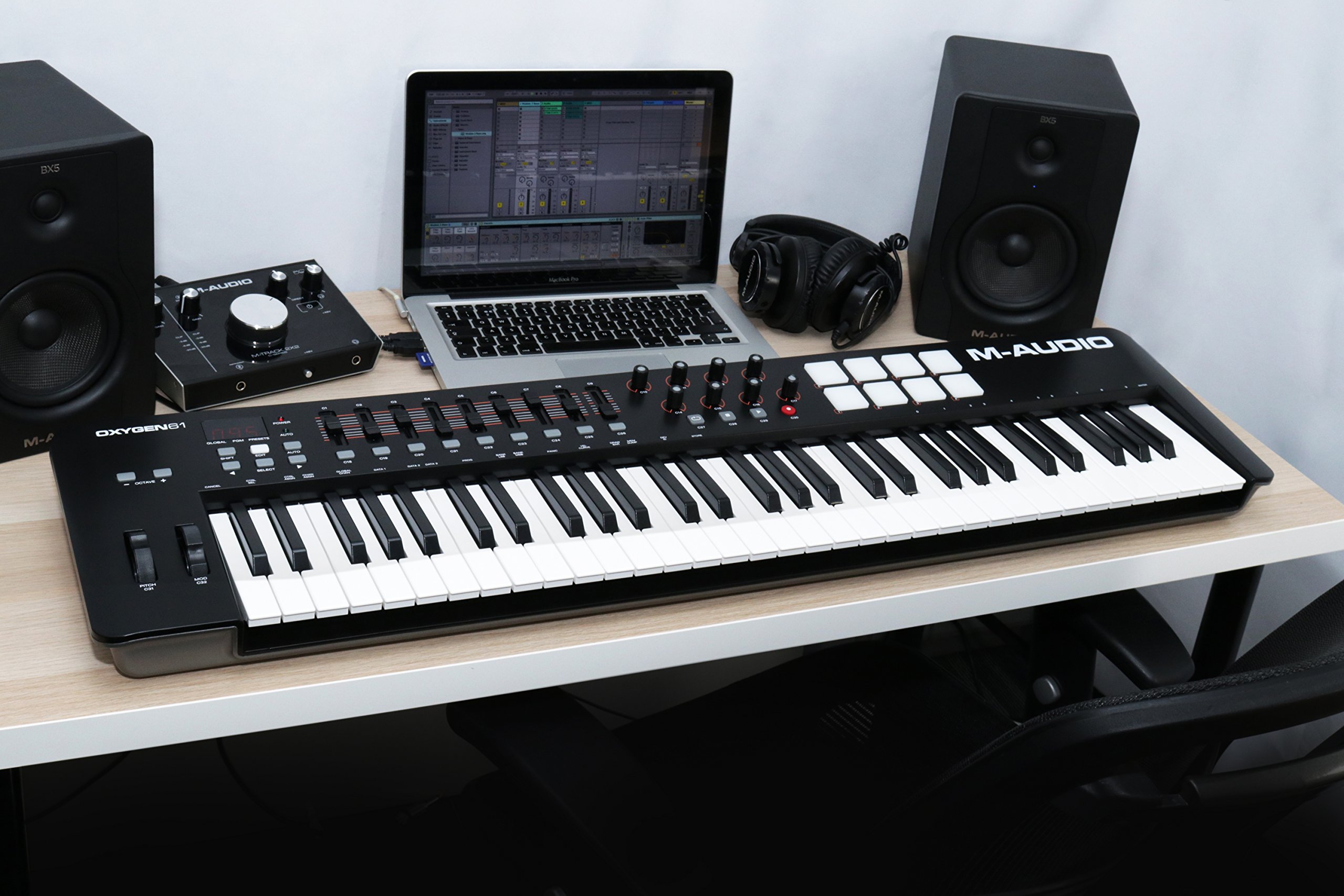 Amazon | M-Audio USB MIDIキーボード 61鍵 8パッド ・8ノブ・9