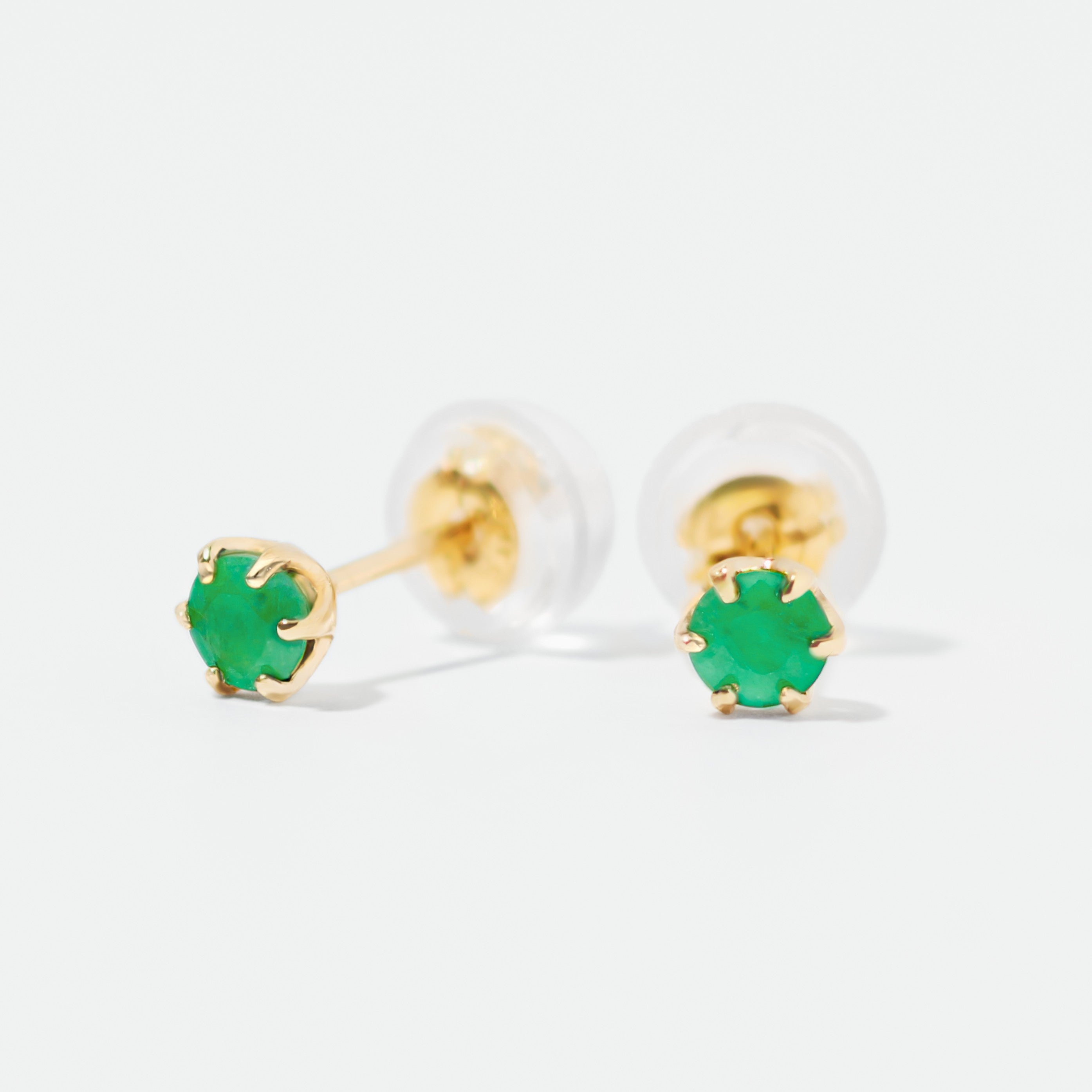 K18 爪留め 誕生石 スタッドピアス 3mm（5月：エメラルド）- me