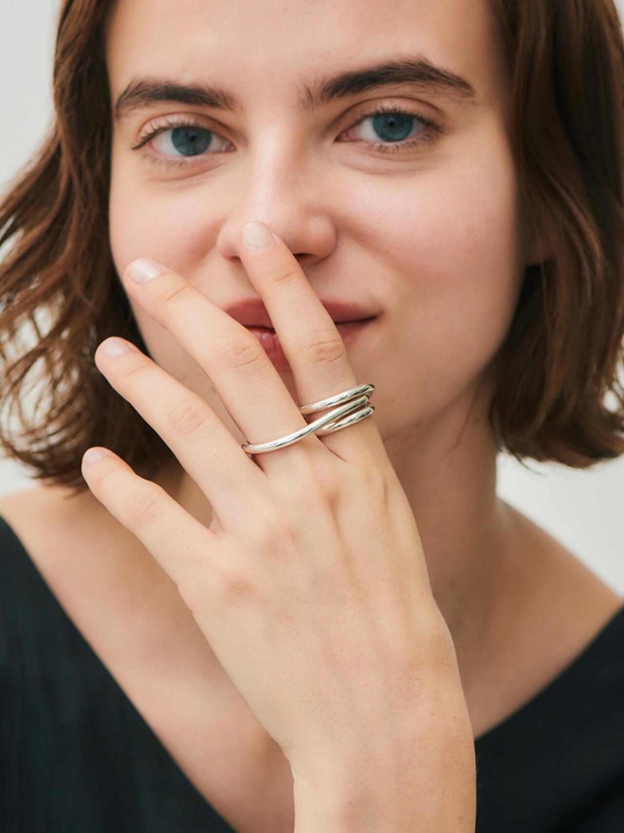 ASAMIFUJIKAWA]Coil Double finger Ring/Silver | hueLe Museum
