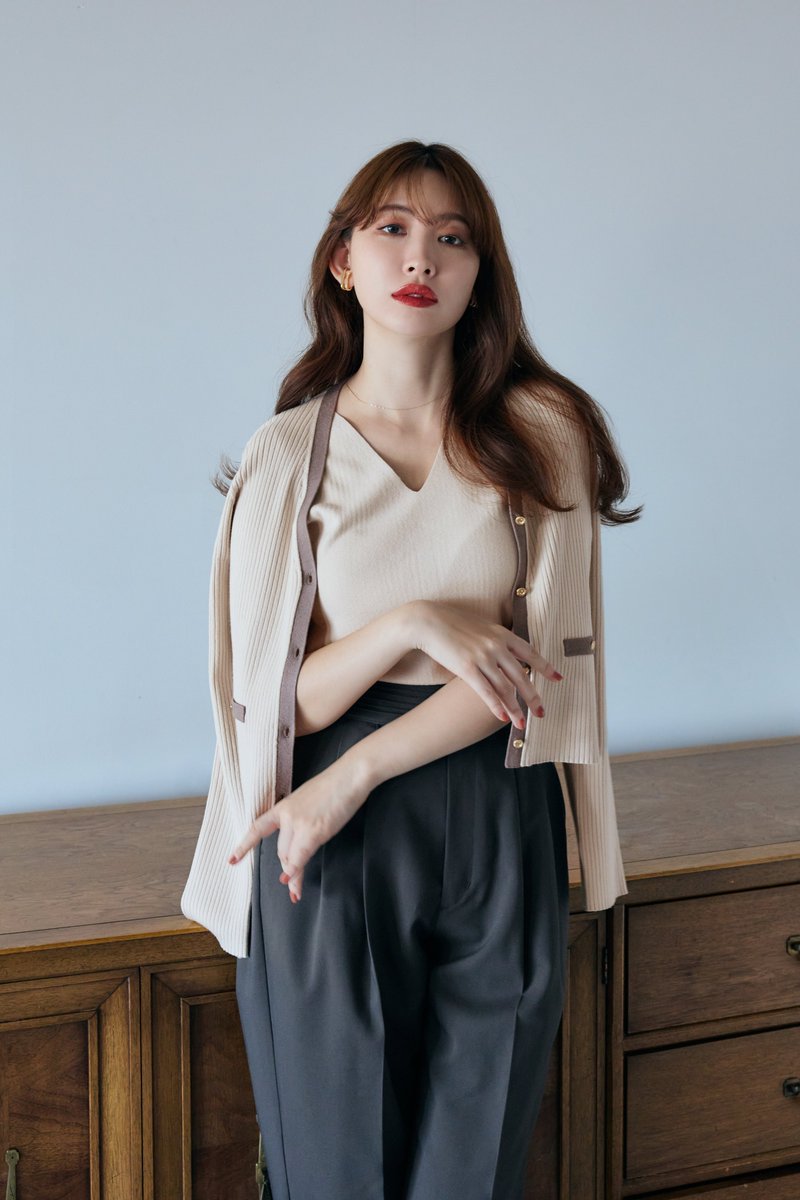 Multi-Layered Bicolor Cardigan// 一体型デザインながらアンサンブル