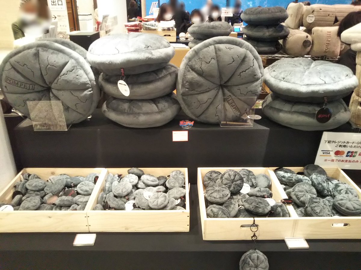 ポンペイ展グッズの目玉(？)が「炭化したパン」シリーズ。画像2枚目が