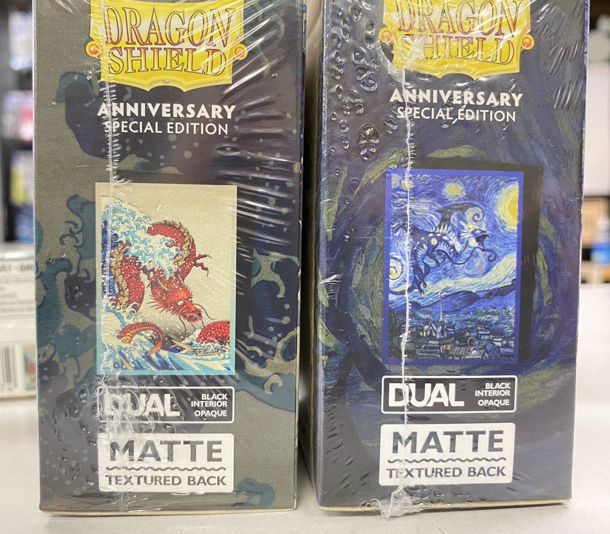 ドラゴンシールド 25周年記念特別版 前回のブルーシルバーに続き