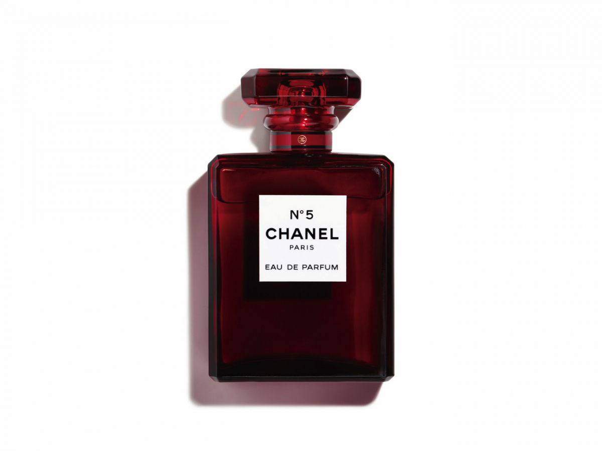 シャネルのフレグランス「シャネル N°5」が赤のガラス ボトルにドレス