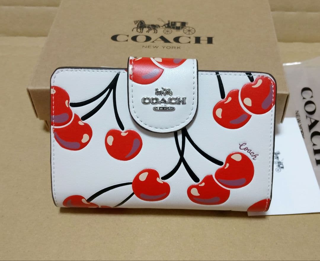 オープン価格】COACH チェリー柄 二つ折り財布 - メルカリ