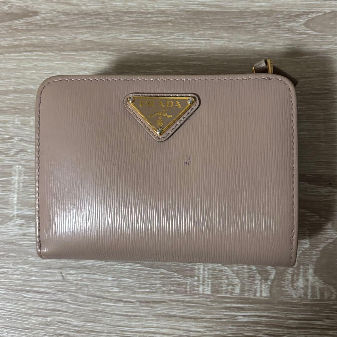 RED  PRADA ピンクベージュ二つ折り財布 ☆ PRADA ☆ レディース 二つ折り財布 ピンクベージュ♪ (PRADA
