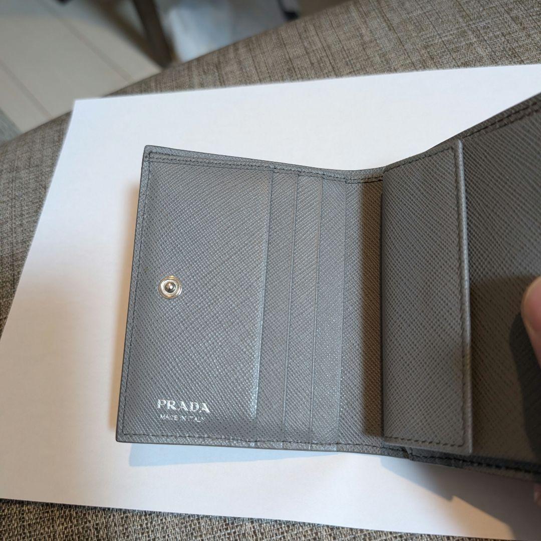 PRADA グレー 二つ折り財布 - メルカリ
