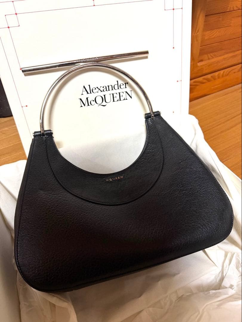 Alexander Maqueen Tバー　2way ショルダーバッグ メンズ Tバー スリング バッグ | McQueen JP