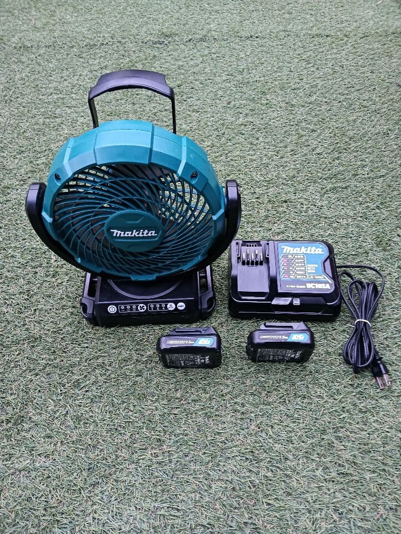 値下げします。‼️Makita 充電式ファン バッテリー2個付き マキタ（makita） CF203DZ (青/白)+ BL1860B 18V充電式ファン 2点