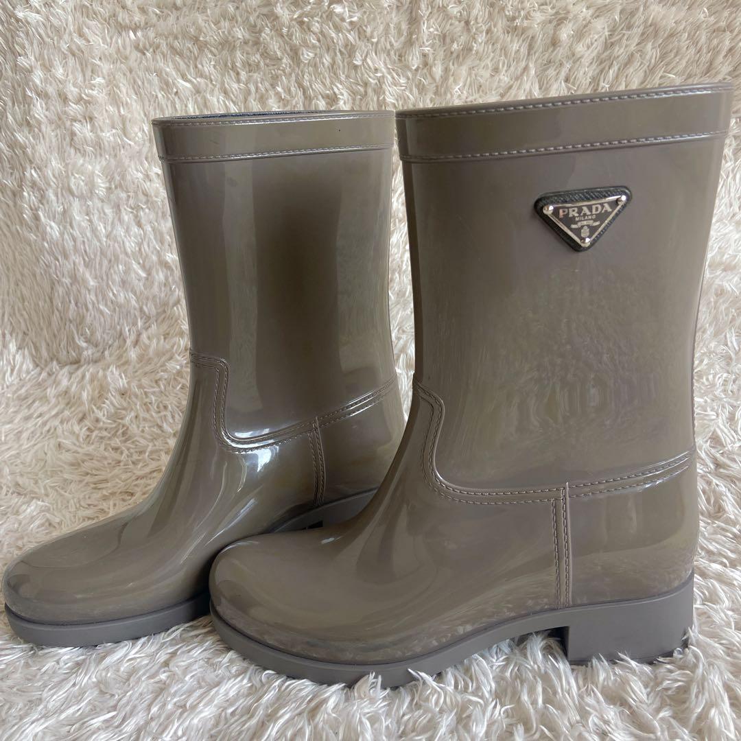 プラダ　レインブーツ　三角ロゴ　グレージュ　36 長靴　ラバー素材 プラダ PRADA レインブーツ 三角ロゴ プレートロゴ サイズ22.5 - メルカリ