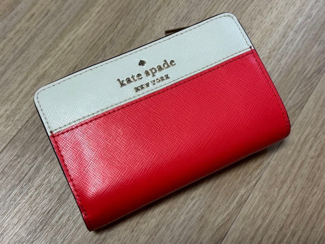 kate spade 二つ折り財布 レッド/ホワイト - メルカリ