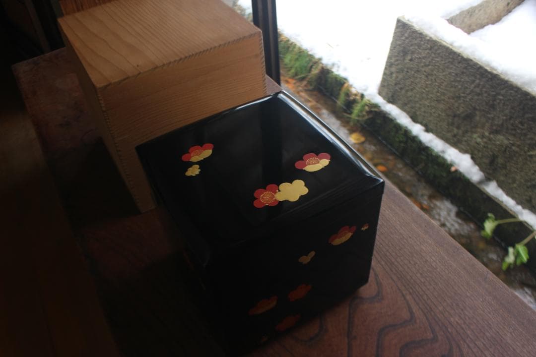 デッドストック！上質内朱黒漆に優美な紅白梅蒔絵の映える三段重（検重箱お重 梅型三段重箱 当店ベストセラーお重箱 FC32-2/3 漆器の井助