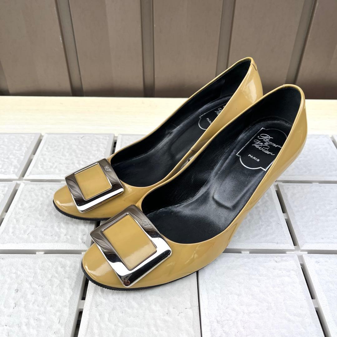 37 ROGER VIVIER 絵馬メル　パンプス　ベージュ　24 Roger Vivier/ロジェ ヴィヴィエ通販 | 「ベル ヴィヴィエ」パテント