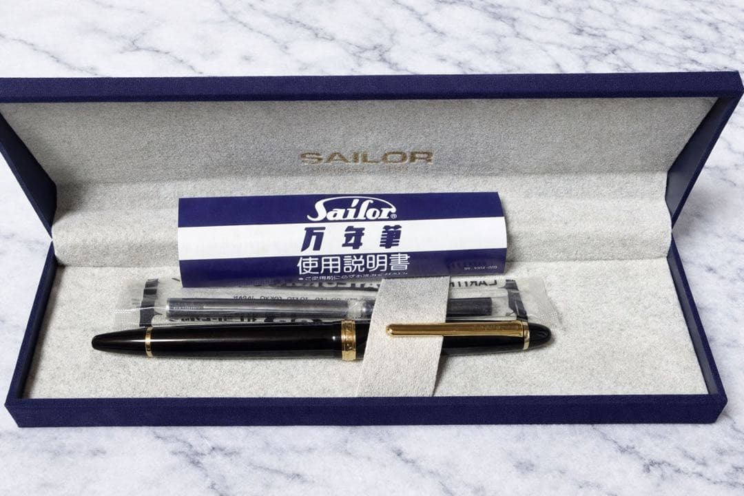 お*ん様 セーラー万年筆 プロフィットシリーズブラックゴールド14Kペン先　ヴィ SAILOR セーラー万年筆 プロフィット ライト 万年筆 ゴールドトリム