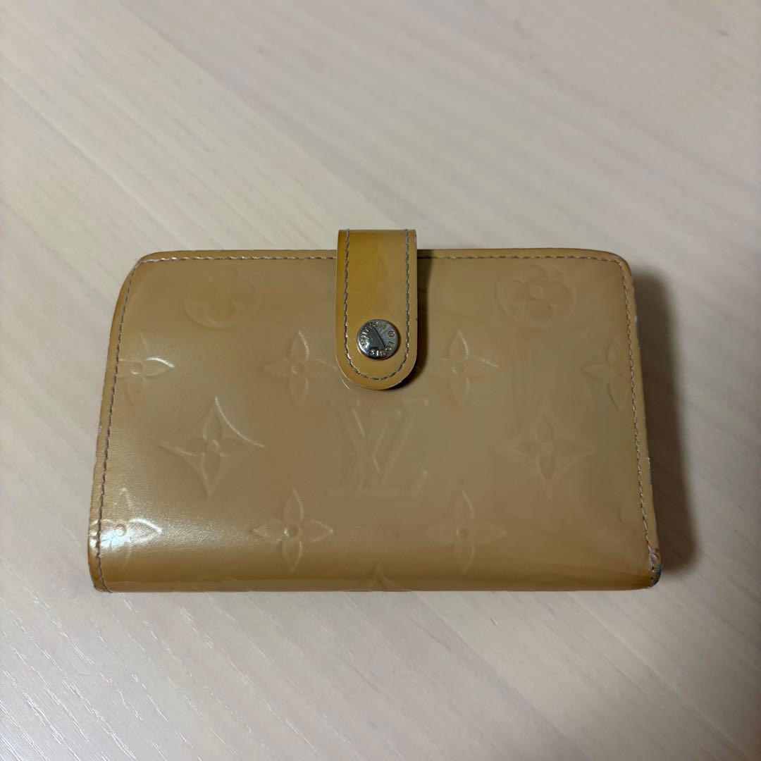 Louis Vuitton ヴェルニ/ 二つ折り財布 ベージュ - メルカリ