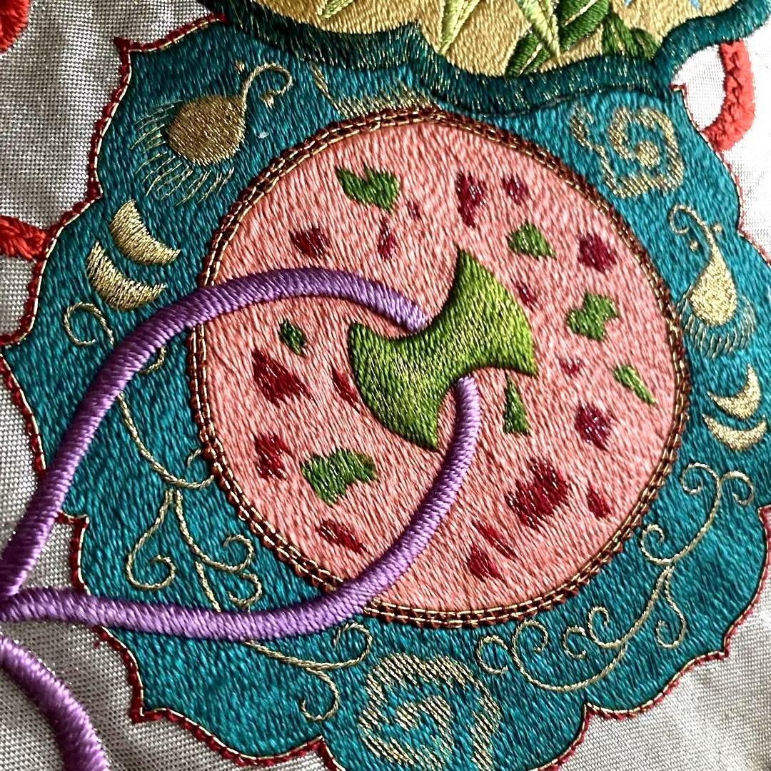 アンティーク名古屋帯　大正ロマン　上質な刺繍　と金駒刺繍　正絹　N8-25 アンティーク名古屋帯 大輪の椿 上質な刺繍 正絹 大正浪漫 淡い辛子色