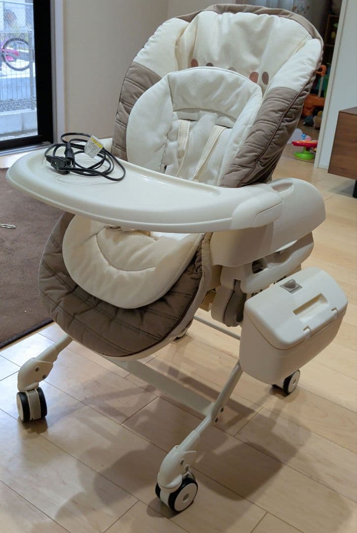 コンビ　ネムリラAT 電動ハイローチェア オートスウィングゆりかご クリーム色 良品】コンビ ネムリラ オートスウィング 電動ハイローチェア Combi