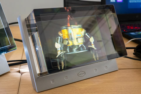 ヘッドセット不要で3DCGを立体表示するホログラムディスプレイ - AV Watch