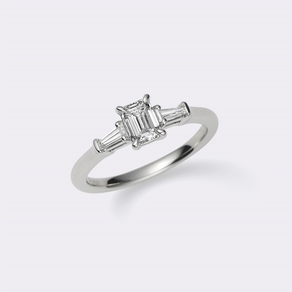 0.7ct ラウンド×テーパーバケットダイヤモンドリング | ジュエリー