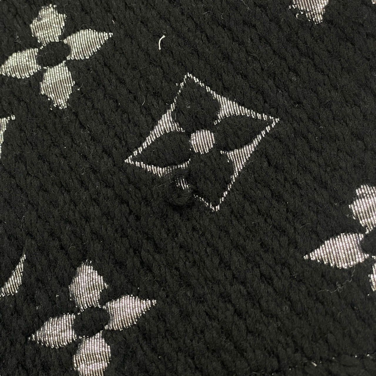 LOUIS VUITTON】ルイ・ヴィトン エシャルプ ロゴマニア シャイン