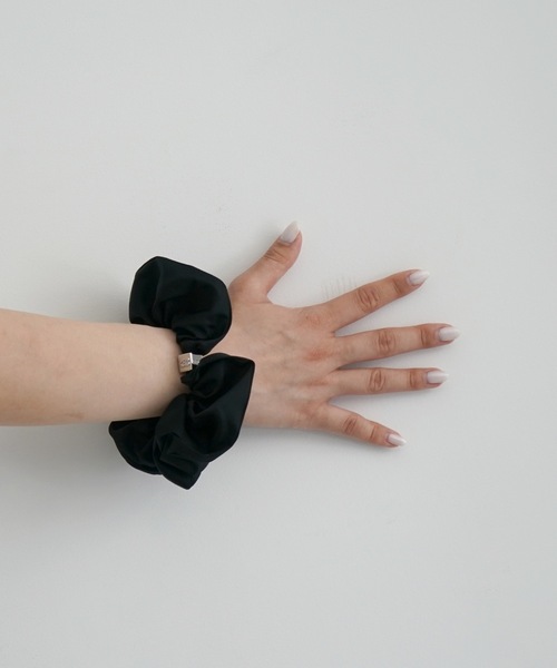 GANNI（ガニー）の「GANNI Duchesse nylon scrunchie（シュシュ）」 - WEAR