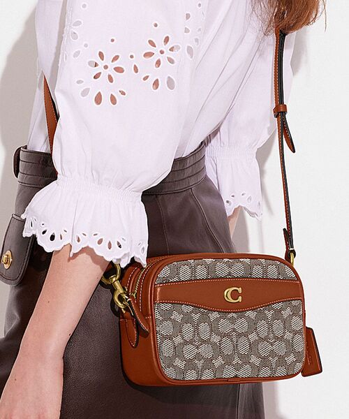 COACH（コーチ）の「カメラ バッグ・シグネチャー テキスタイル ジャ